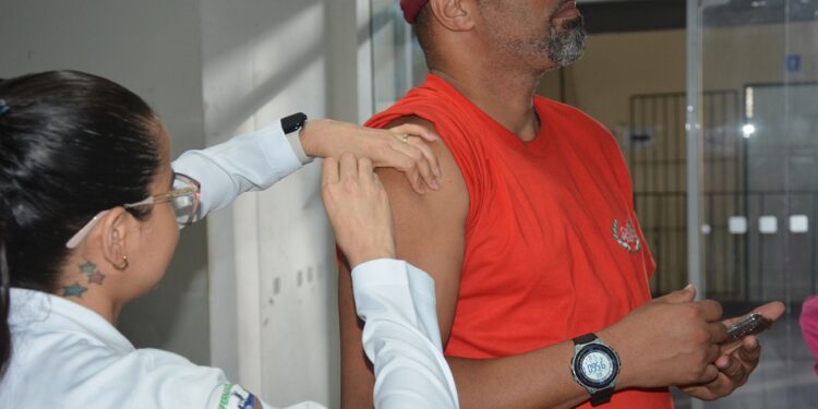 Feira de Santana promove ação de vacinação contra gripe e dengue neste sábado (19)