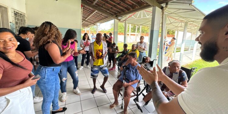 Idosos acolhidos pela AFAS recebem tarde de cuidados e solidariedade promovida pela UPA da Queimadinha