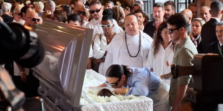 Ivete Sangalo e outros amigos baianos se despedem de Preta Gil no Rio de Janeiro