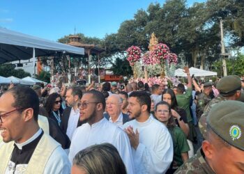 Multidão acompanha procissão solene em louvor a Senhora Sant’Ana pelas ruas de Feira de Santana