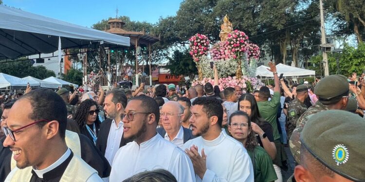 Multidão acompanha procissão solene em louvor a Senhora Sant’Ana pelas ruas de Feira de Santana