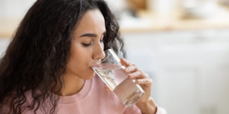 Infecções urinárias crescem no inverno: falta de hidratação e cuidados aumentam risco, alerta especialista.
