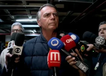 PF filmou momento em que pen drive é encontrado no banheiro de Jair Bolsonaro