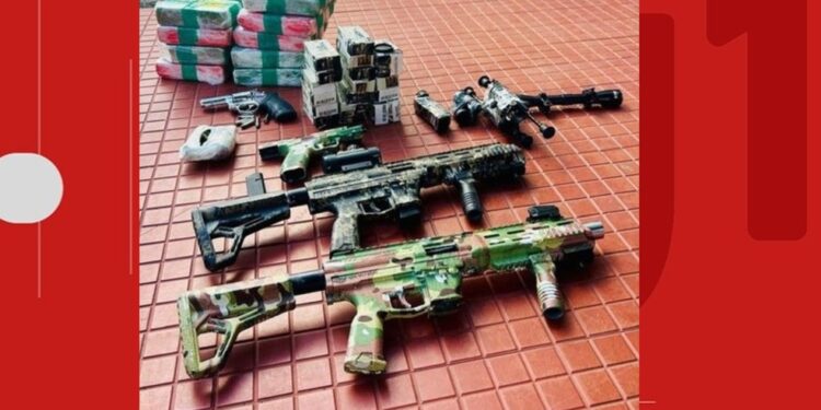 PRF apreende granadas e 20 kg de cocaína em ônibus interestadual no sudoeste da Bahia; veículo saiu do RJ com destino a Paraíba