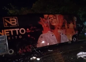 Número de mortes em acidente com ônibus do cantor Netto Brito na BA-046 sobe para quatro