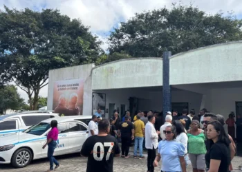 Sepultamento de Carlos Bojô reúne familiares e amigos em clima de comoção e homenagens em Feira de Santana