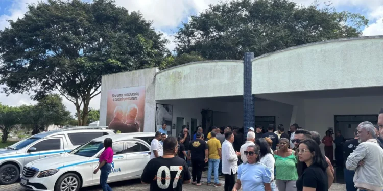 Sepultamento de Carlos Bojô reúne familiares e amigos em clima de comoção e homenagens em Feira de Santana