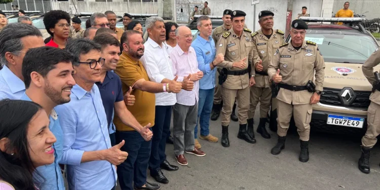 Governo do Estado entrega 65 novas viaturas em Feira de Santana e ultrapassa 700 veículos entregues em 2025