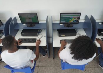 Programa oferece três mil vagas de qualificação com bolsa-auxílio para Educação de Jovens e Adultos; veja cidades contempladas