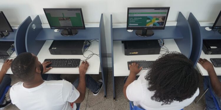 Programa oferece três mil vagas de qualificação com bolsa-auxílio para Educação de Jovens e Adultos; veja cidades contempladas