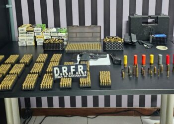 Suspeito de fornecer armas para facção criminosa é preso com pistola e mais de mil munições em Feira de Santana