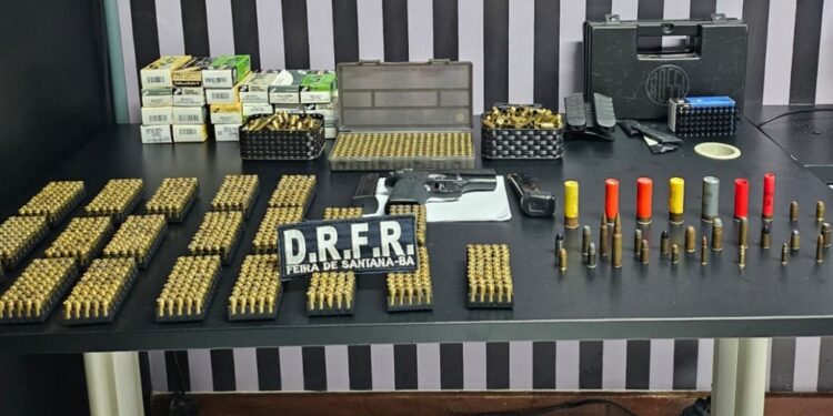 Suspeito de fornecer armas para facção criminosa é preso com pistola e mais de mil munições em Feira de Santana