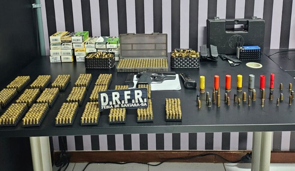 Suspeito de fornecer armas para facção criminosa é preso com pistola e mais de mil munições em Feira de Santana
