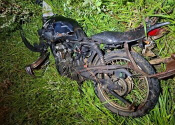 Motociclista morre após colisão com caminhão boiadeiro na BR-324