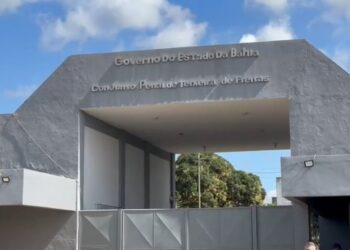 Quatro detentos cavam buraco em parede e fogem de presídio na BA