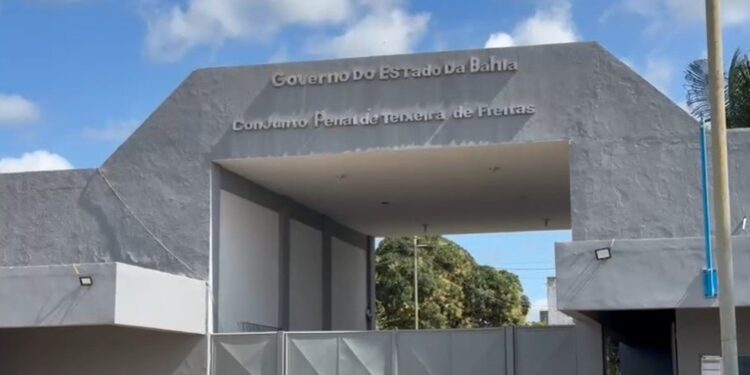 Quatro detentos cavam buraco em parede e fogem de presídio na BA