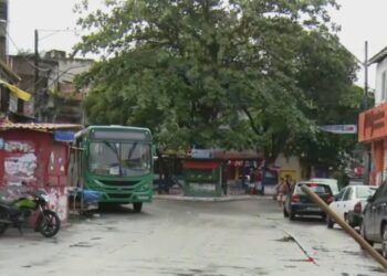 Troca de tiros entre policiais e homens armados termina com delegado e mulher baleados e suspeito morto em Salvador