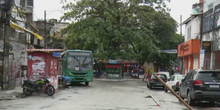 Troca de tiros entre policiais e homens armados termina com delegado e mulher baleados e suspeito morto em Salvador