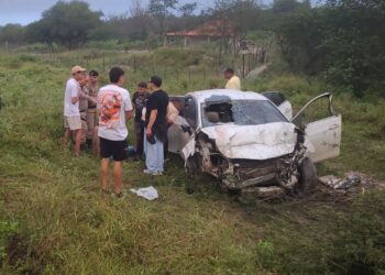 Dois homens morrem e outras cinco pessoas ficam feridas após batida entre carros na Bahia