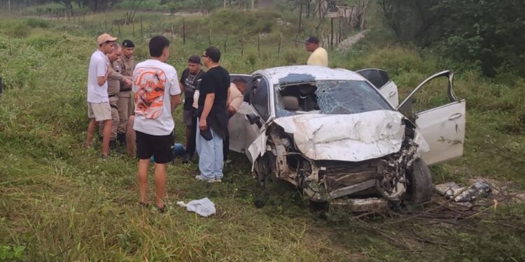 Dois homens morrem e outras cinco pessoas ficam feridas após batida entre carros na Bahia