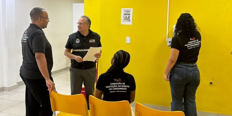 PROCON realiza fiscalização em unidades de instituição financeira e identifica irregularidades