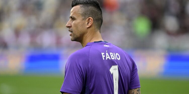Fábio, do Fluminense, se isola como recordista de jogos da história do futebol mundial