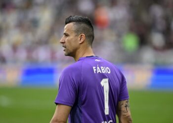 Fábio se torna recordista de jogos da história do futebol mundial