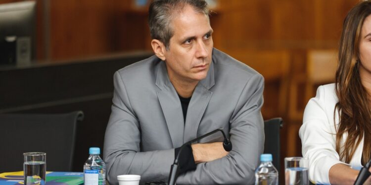 “Navio bateu no iceberg e está afundando”, diz vice da CBF sobre fair play financeiro no futebol