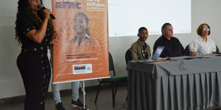 Oficina do CrediAfro orienta empreendedores negros sobre acesso a crédito em Feira de Santana