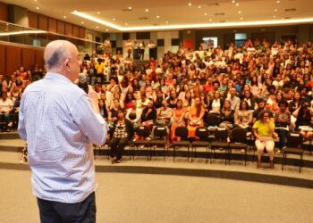 Mais de 450 cuidadores tomam posse para reforçar inclusão na rede municipal de ensino