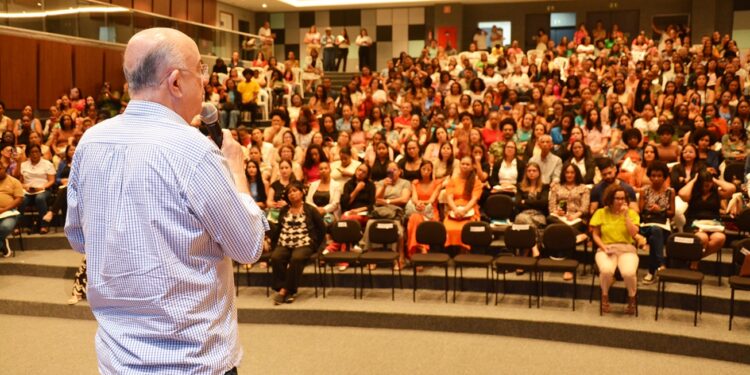 Mais de 450 cuidadores tomam posse para reforçar inclusão na rede municipal de ensino