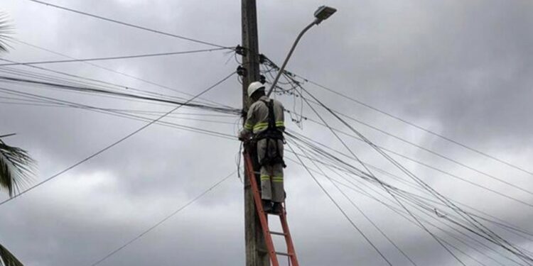 Manutenção da iluminação pública é o serviço mais solicitado pelo aplicativo Fala Feira e o 156