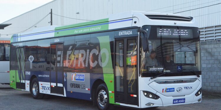 Ônibus elétrico entra em operação em Feira de Santana em caráter experimental