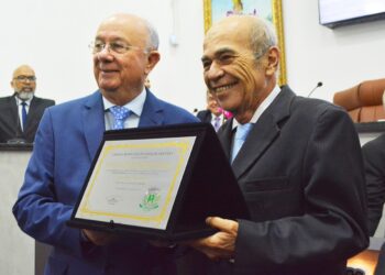 Jornalista Levi Vasconcelos recebe título de Cidadão Feirense e celebra trajetória iniciada em Feira