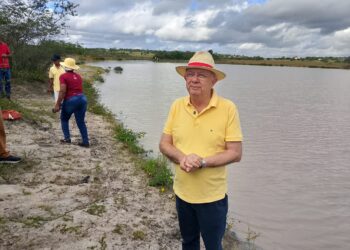 Prefeito autoriza limpeza da Lagoa Grande, em Maria Quitéria, e discute revitalização