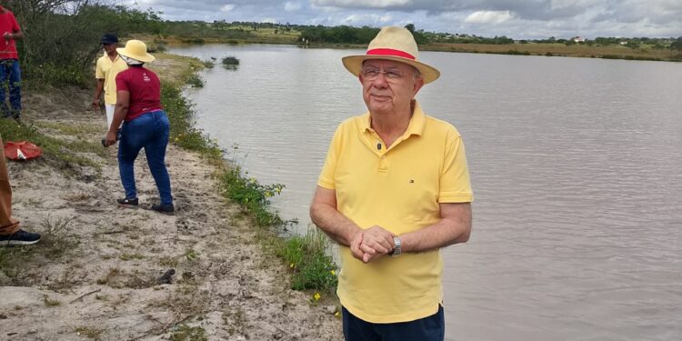 Prefeito autoriza limpeza da Lagoa Grande, em Maria Quitéria, e discute revitalização