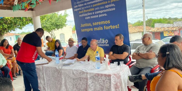 Prefeito recebe relatório de reivindicações de moradores do povoado Morrinhos, em Jaguara