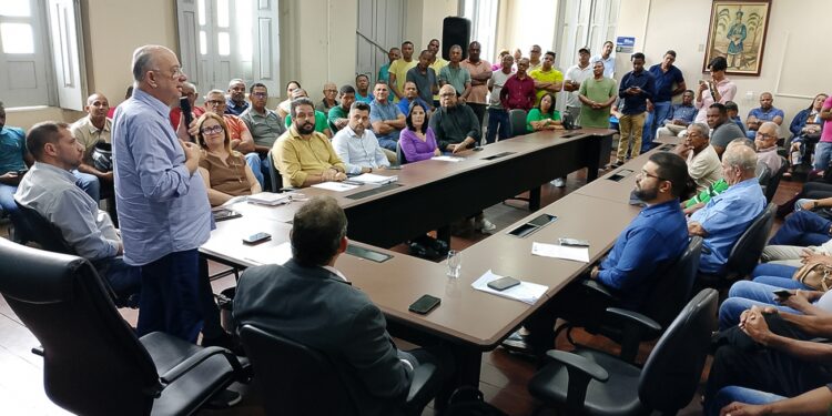 Prefeito José Ronaldo reúne agentes e administradores distritais para fortalecer trabalho conjunto