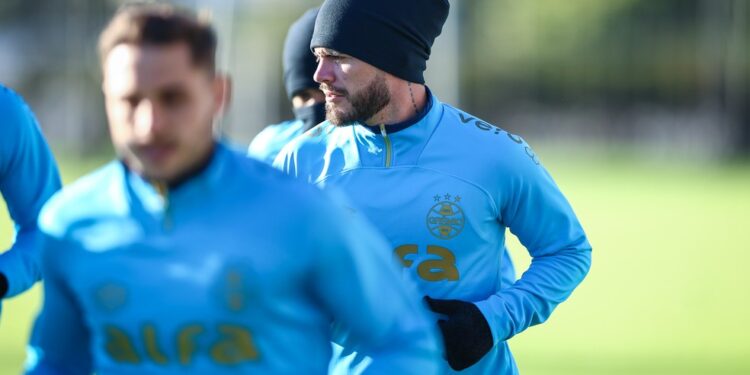 Grêmio acerta quatro saídas e tem plano de reduzir ainda mais o elenco