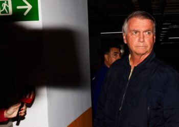 Moraes decreta prisão domiciliar de Jair Bolsonaro; PF apreende um celular do ex-presidente