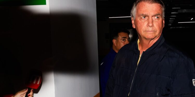 Moraes decreta prisão domiciliar de Jair Bolsonaro; PF apreende um celular do ex-presidente