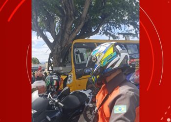 Dez pessoas ficam feridas após ônibus escolar com mais de 50 estudantes bater em árvore na Bahia