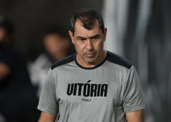 Vitória anuncia a demissão de Fábio Carille após goleada para o Flamengo