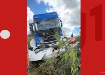 Homem morre após carro bater de frente com carreta na Bahia; veículo ficou destruído