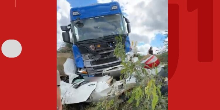 Homem morre após carro bater de frente com carreta na Bahia; veículo ficou destruído