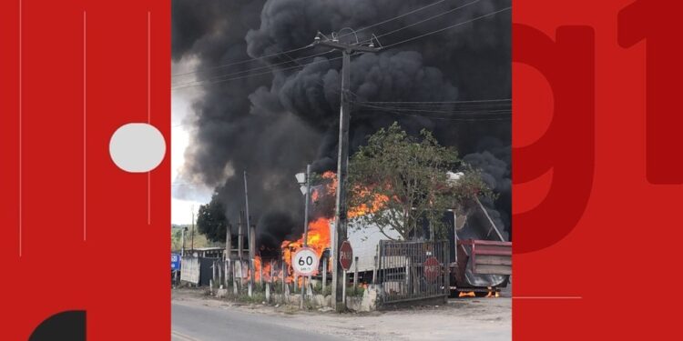 Motorista morre eletrocutado após caçamba de caminhão atingir fio de alta tensão em rodovia na Bahia