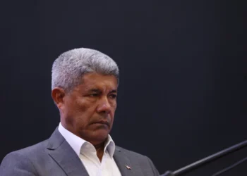 Justiça dá 20 dias para Jerônimo se explicar sobre pedidos de empréstimos