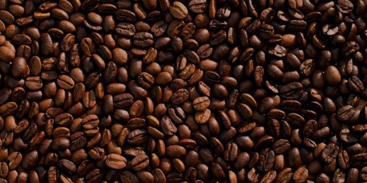 Preço do café tem 1ª queda na inflação oficial desde dezembro de 2023, aponta IBGE