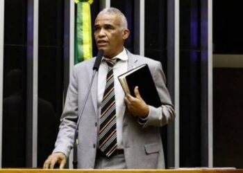 Pastor Isidório passa mal e é internado em hospital de Salvador