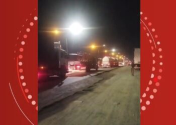 Caminhoneiro morre soterrado por carga de soja após acidente na BR-324